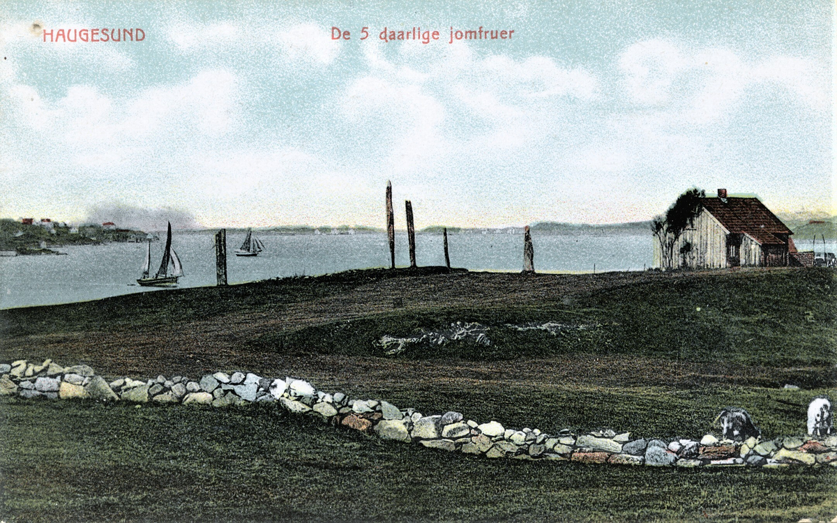 Gravminnet med bautasteinene "De fem dårlige jomfruer" på Norheim, Karmøy, sett mot nord. To seiskuter krysser i ved Salhusstraumen. Bautasteinene er omgitt av betielandskap og et gårdshus.