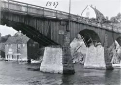 Den gamle broa mellom fastlandet og Hasseløy. Over broa ses 