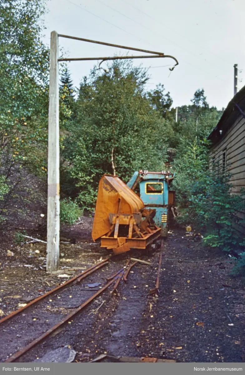 Utrangert lokomotiv merket KAI og en vagg ved Stordø Kisgruber på Stord