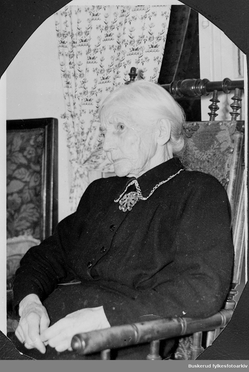 Torine var mor til Elling M.Solheim. Hun var født 15.12.1864 som Torine Elendatter i Sognekollen. Hun døde i 1955
Elling M. Solheim
