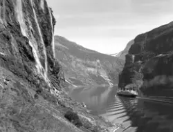 Prot: Geirangerfjord med Prekestolen baat