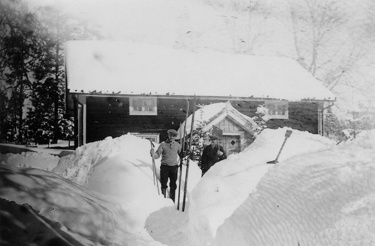 Boningshus, två personer, vintern 28 mars 1924. 
Gustaf Almqvist (Gunnars far) troligen med hemmagjorda skidor och Alexander Gregorius Almqvist (Gunnars farfar).