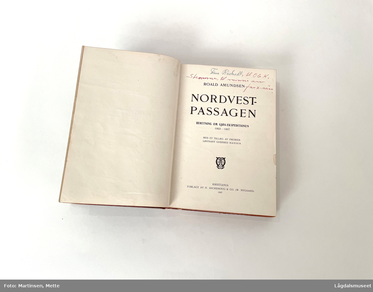Roald Amundsens bok fra Gjøa-ekspedisjonen 1903-1907, med Finn Ristvedts navnetrekk.
