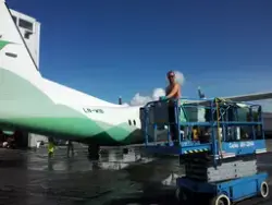 Utvendig vask av et av Widerøes fly. Regelmessig rengjøring 