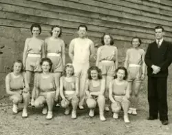 Turnstevne i Vadsø i juni 1948. Dameturngruppe ved kinobrakk