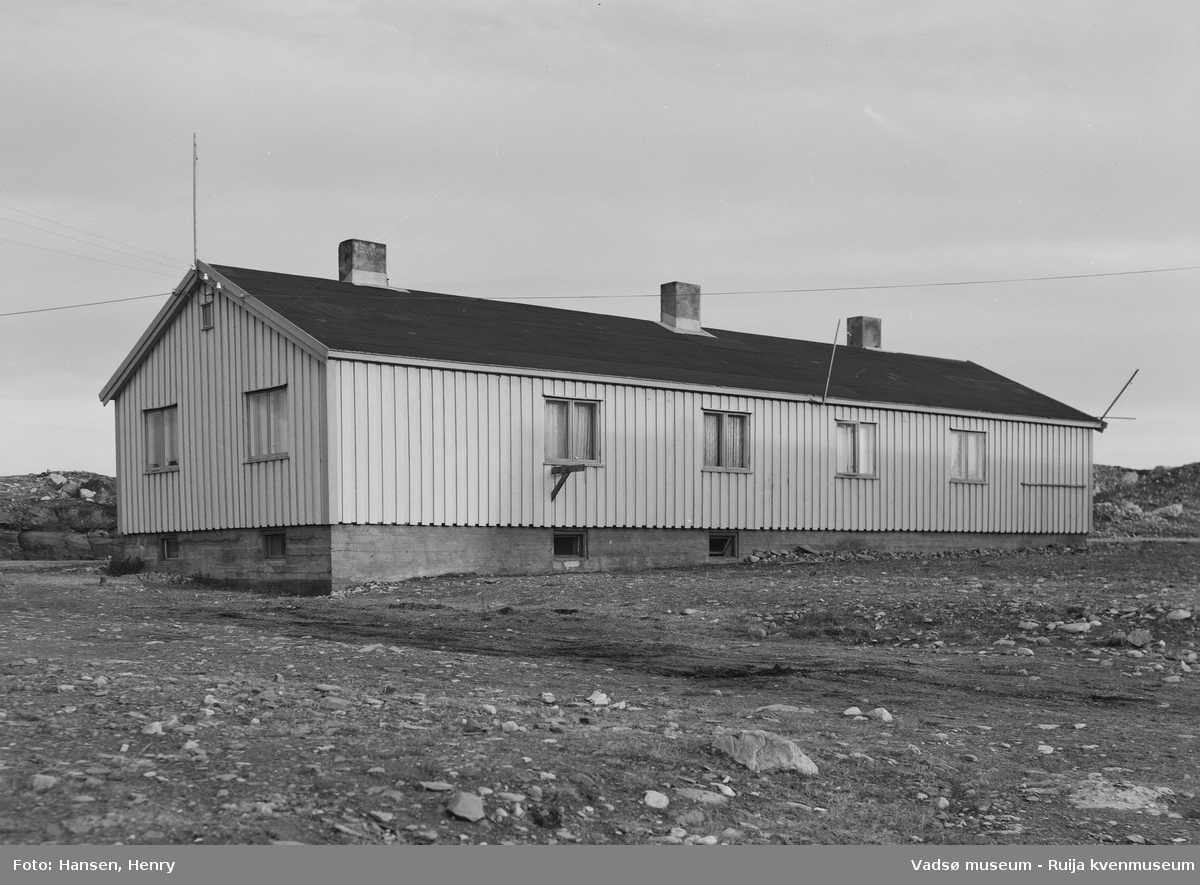 Gjenreisningsbrakke /offentlig bygning trolig i Idrettsveien i Vadsø 1957.
Byggene ble brukt som kontor og tjenesteboliger bl.a. for politi og sorenskriver.