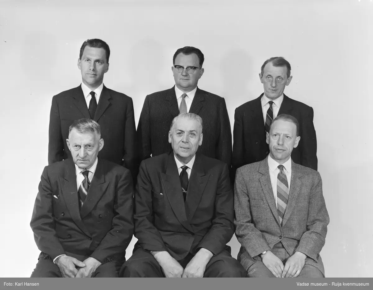 Styret i Vadsø Sildoljefabrikk 1962. Første rekke fra  høyre nr 1 Jakob Gundersen og nr 2 Alrik Seppelæ. Øvrige ukjent.