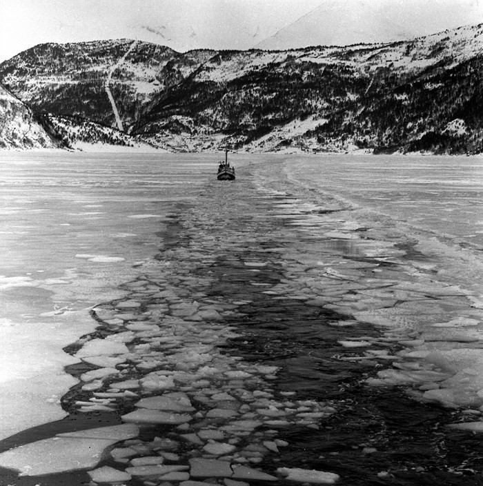 Lyden i lydinstallasjonen ICEBREAKER er tatt opp med en stereomikrofon av kunstneren selv liggende i baugen av en isbryter på vei inn fjorden