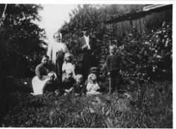 Familiebilde i hagen ved Hopsjøbrygga