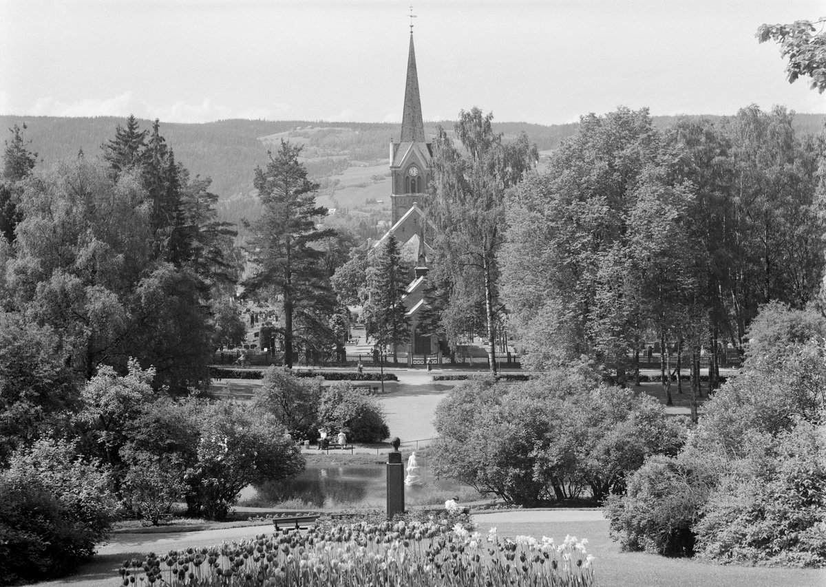 Lillehammer kommune. Søndre Park med utsikt mot Lillehammer kirke
