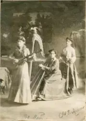 Motivet viser tre kvinner som poserer med hvert sitt instrum