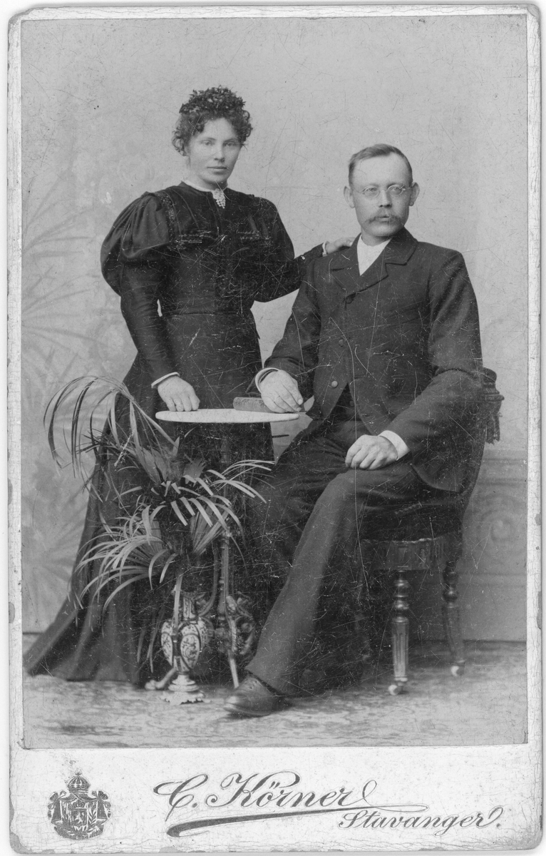 Brudebilete av Karen Toresdatter Lende og Rasmus Hansen Aanestad som gifta seg i 1897.