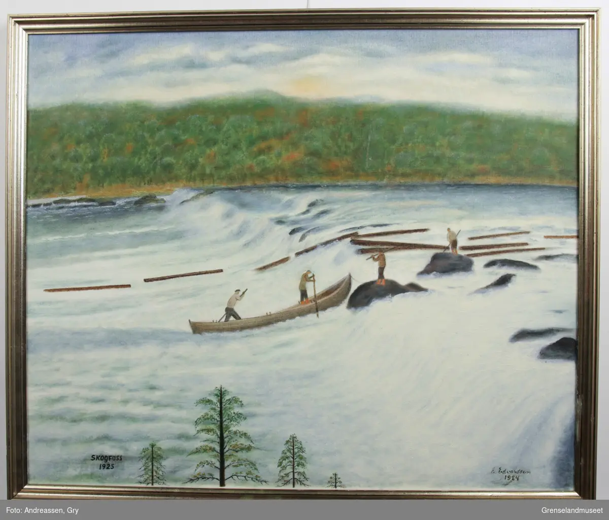 Maleriet viser tømmerfløting ned Skogfossen. Midt i fossen en elvebåt med to menn ombord. De står i båten og staker båten oppover. to fløtere står på steiner midt i elva. Tømmer flyter ned elva.