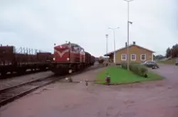 Diesellokomotiv med godstog på Kemijärvi stasjon i Finland