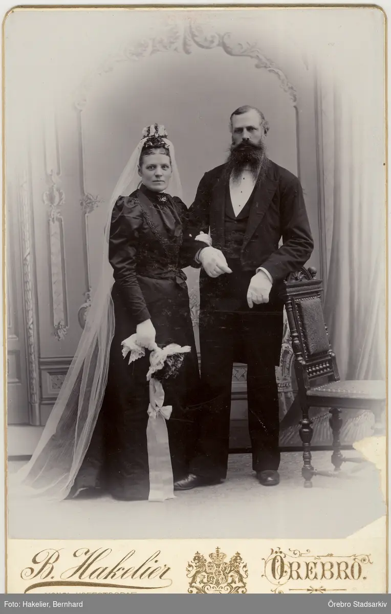 Brudpar

Från vänster: Anna Larsson född Widlund (född 1860-06-15 död 1941-06-14), Axel Larsson  (född 1850-10-22 död 1939-01-12)