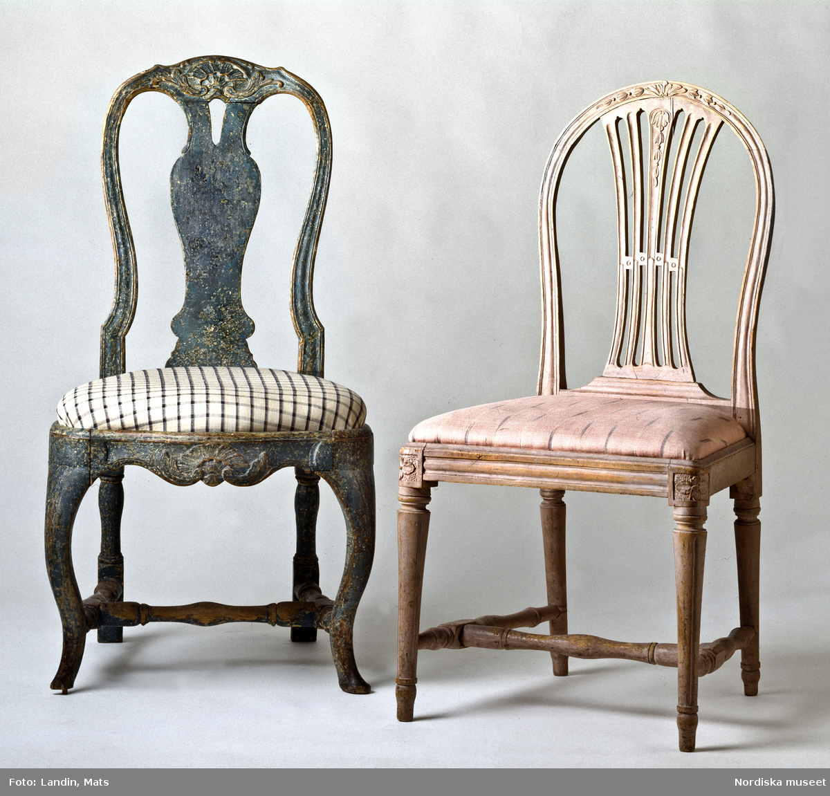 Två 1700-talsstolar. Till vänster den svenska rokokons elegantaste matsalsstol av engelsk typ, men med skulpterad dekor hämtad från den franska rokokon. Stolstypen har ofta kallats bondrokoko, en term som skapats inom antikhandeln. Den högra en stram sengustaviansk modell som influerats ev engelska stolar.