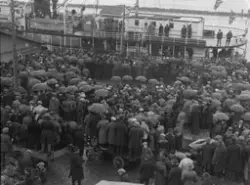 En folkemengde samlet på Brattørkaia under Roald Amundsens a