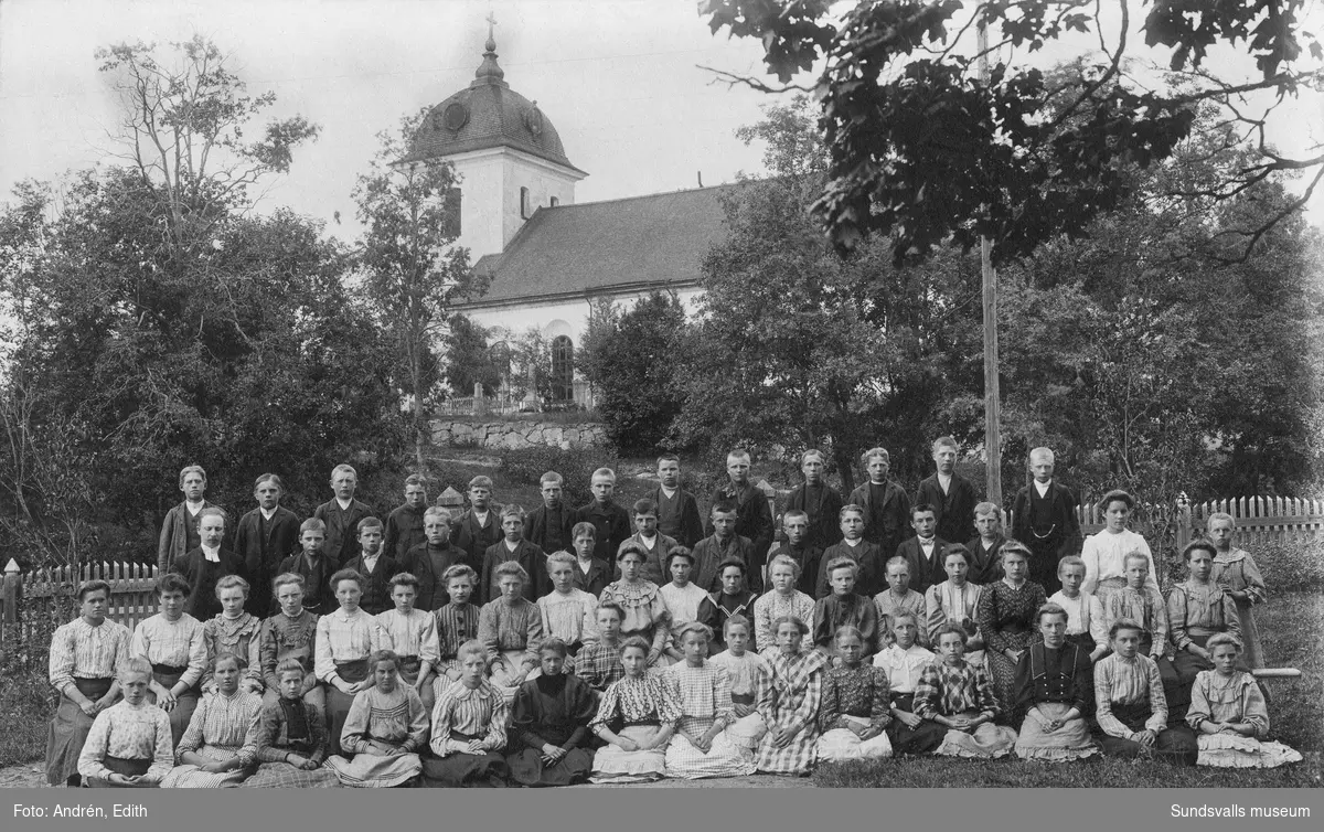 Gruppfoto med ungdomar och präst nedanför Tuna kyrka. Troligen konfirmation. Ur Anders Nylanders samling.