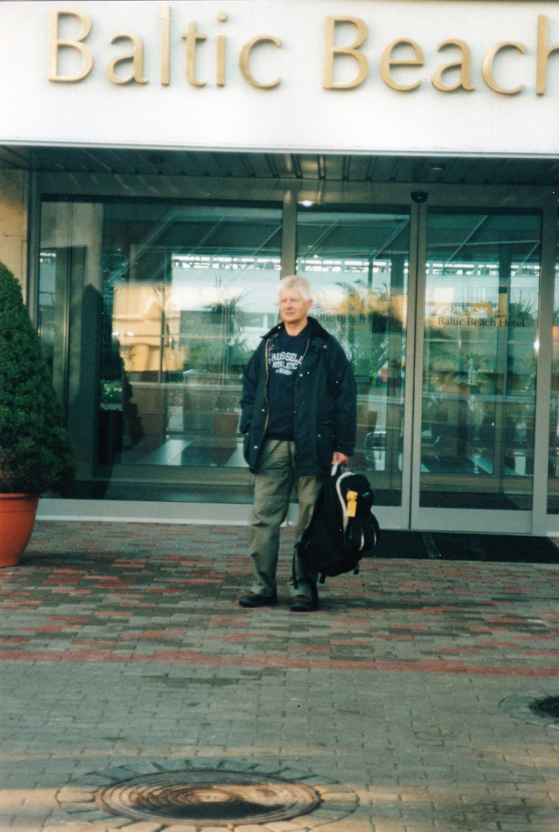 Rohland Peterson väntar på bussen utanför hotellet i Jurmala. Resa till Baltikum med P 4 kamratförening i maj 2005.