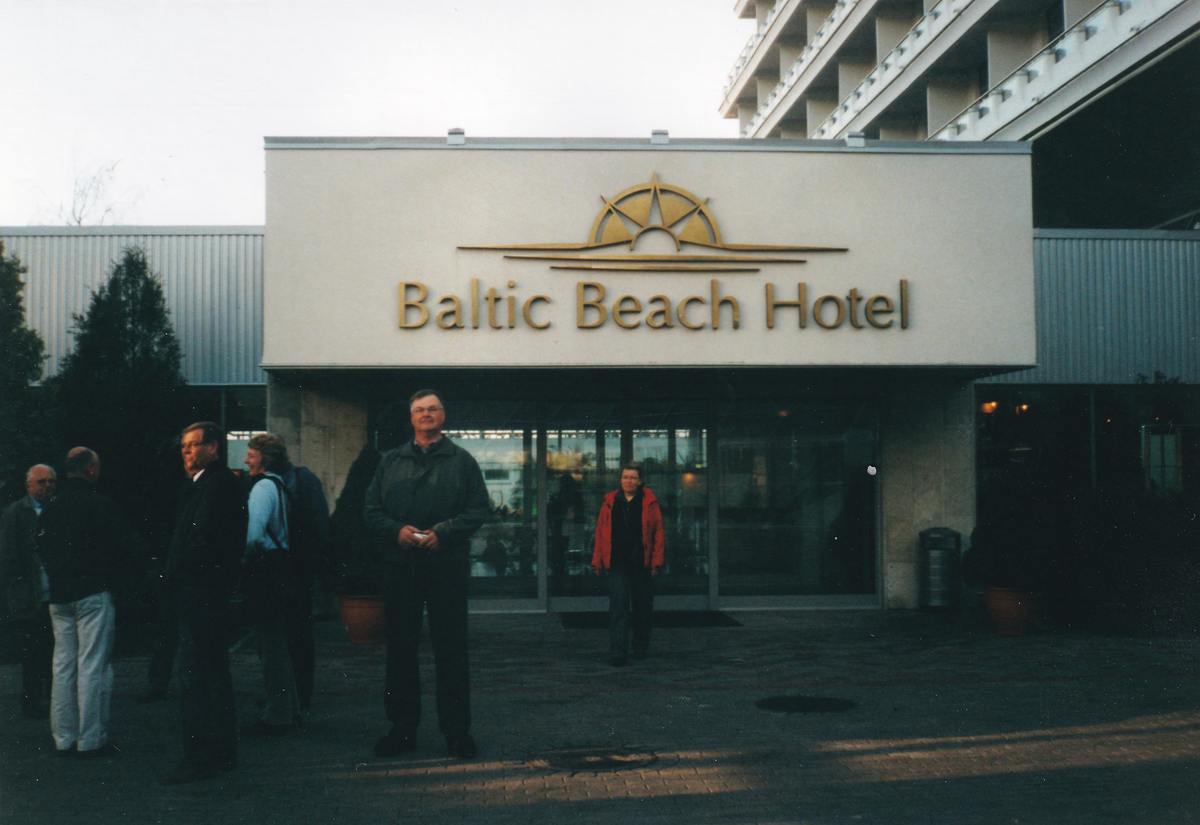 Närmast står Bo Söderqvist och Allan Wallgren och väntar på bussen utanför hotellet i Jurmala. Resa till Baltikum med P 4 kamratförening i maj 2005.