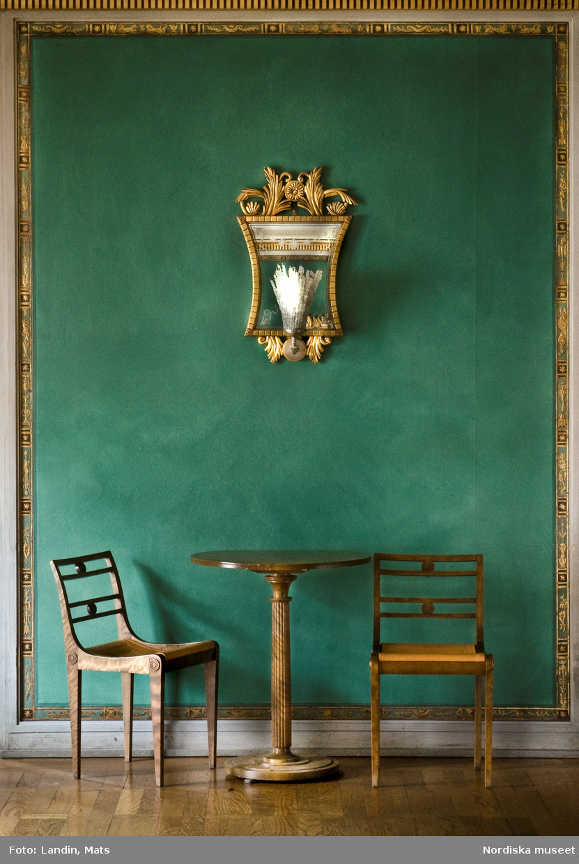 Till Stockholms konserthus ritade Carl Malmsten, förutom möbler med tydlig gustaviansk karaktär, såsom soffan i bild, en enkel och lätt björkmöbel med runda pelarbord och stolar.
