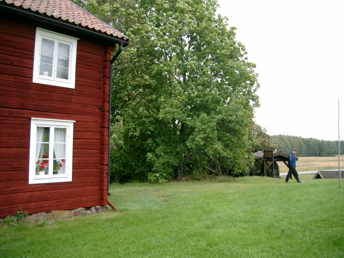 "Anna-Brittas stuga" i Dragskogen, Årsunda socken. Hembygdsgården, den tilltänkta platsen för Anna-Brittas stuga väster om mangårdsdbyggnaden.