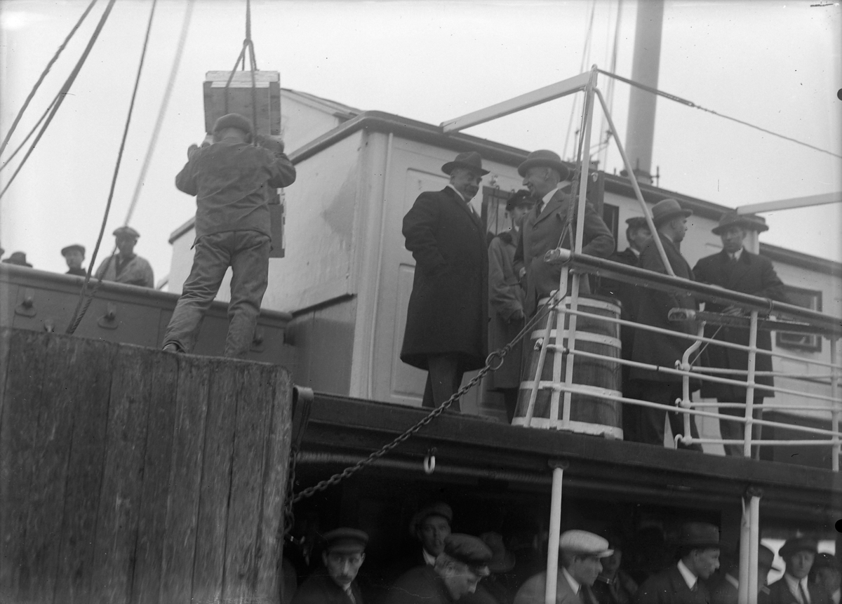 Roald Amundsen i samtale med en mann ombord i hurtigruteskipet D/S Vesteraalen