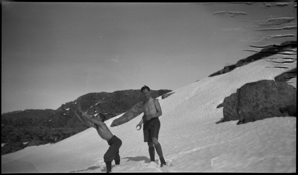 Per Årseth, Lindtner og Finn Johannessen på tur i fjellene innenfor Jørpeland og Tau en varm maihelg. Det er bilder fra snøbading og toppturer.
