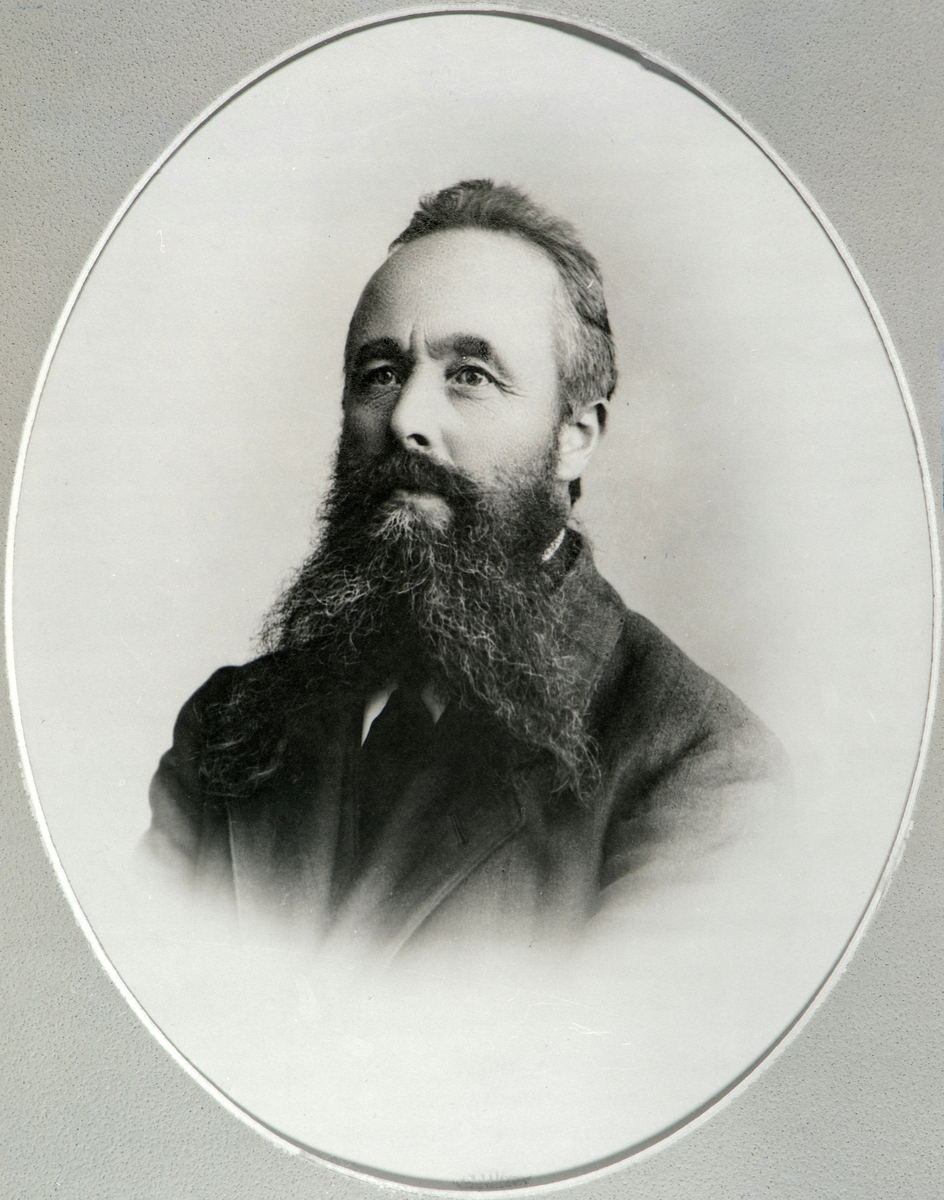 Portrett halvfigur av smed og oppfinner Iver Wien fra Stange. (1865-1941)