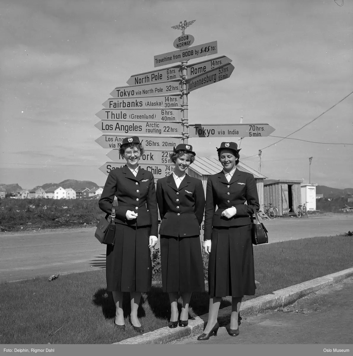 Bodø lufthavn, kvinner, flyvertinner, uniformer, skilt