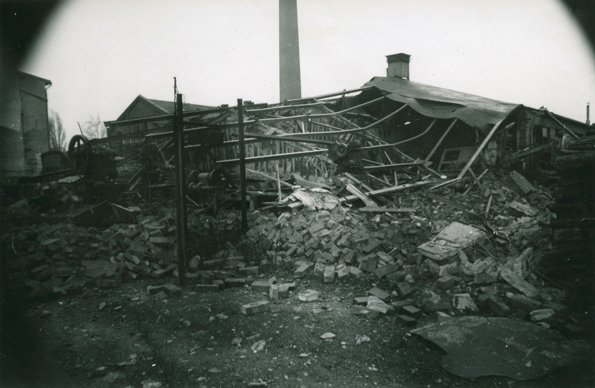 Bildet viser trolig åstedet for en sabotasjeaksjon under 2. verdenskrig. En murbygning ligger i ruiner.