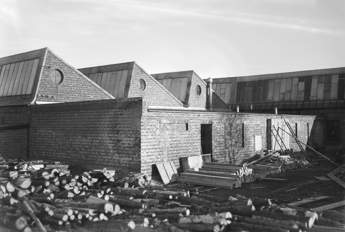Seiersborg Tekstilfabrikk i Fredrikstad 1943., eksteriør. Bygging. 3 ulike.