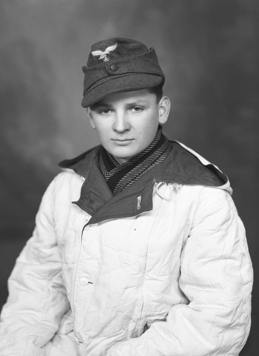 Portrett av tysk soldat. Bestillers navn: Anton Prechtel L. 51434 Luftwaffe, C. L. G. P. Berlin. 6 postkort.