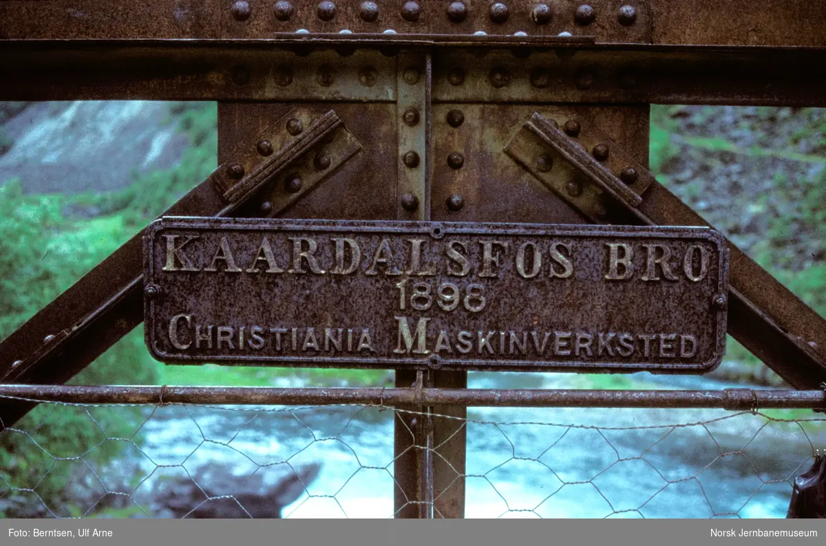 Fabrikkskilt med tekst: KAARDALSFOS BRO 1898, CHRISTIANIA MASKINVERKSTED