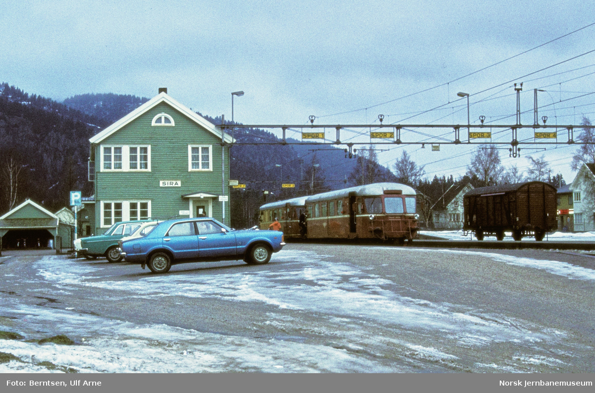 To dieselmotorvogn type BM 87 med BM 87 07 nærmest, med persontog fra Flekkefjord på Sira stasjon