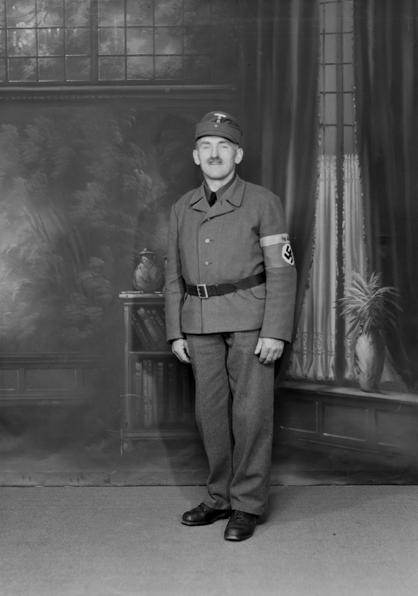 Portrett av tysk soldat. Bestillers navn: Retzschner. Organisation Todt (OT). 6 postkort.