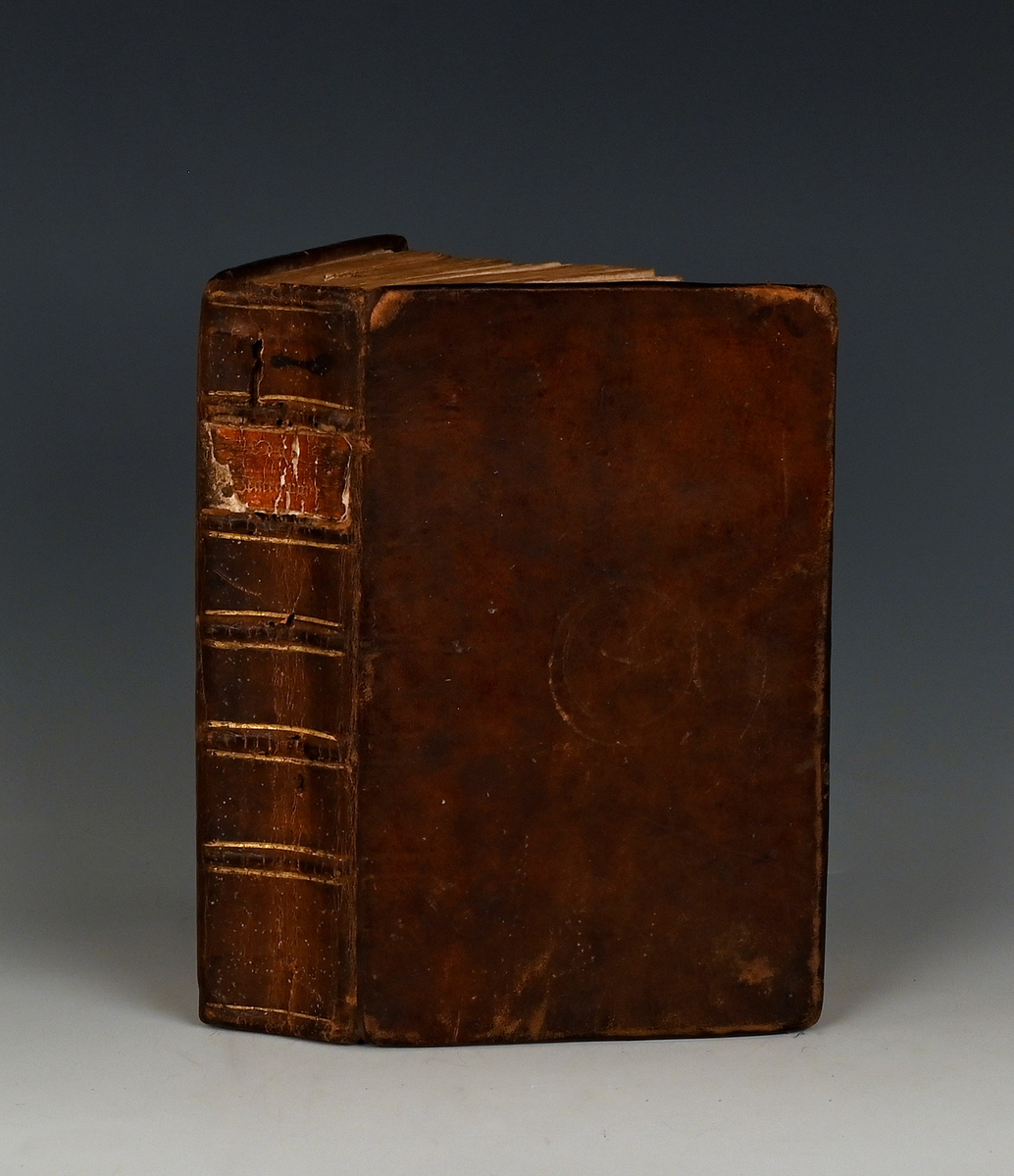 Prot: Styrmands-Kunst etc. av C.C.L. ... (1787) Kbhv. 478 s. 8 + fyriord. (Titelbl. skadt) (I same band): Sinus, Tangens og Sekans-Tabeller" Etc. Kbhv. 1797. Heilskinnsband.