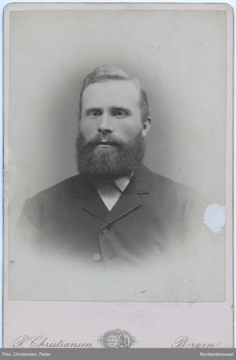 Portrett av en mann med skjegg. Lars Fremmerlid. Brystbilde.