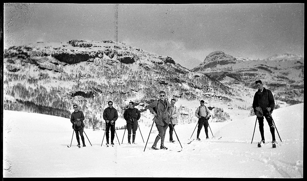 En gjeng unge menn på skitur ved Fjellberg i Suldal, påsken 1927