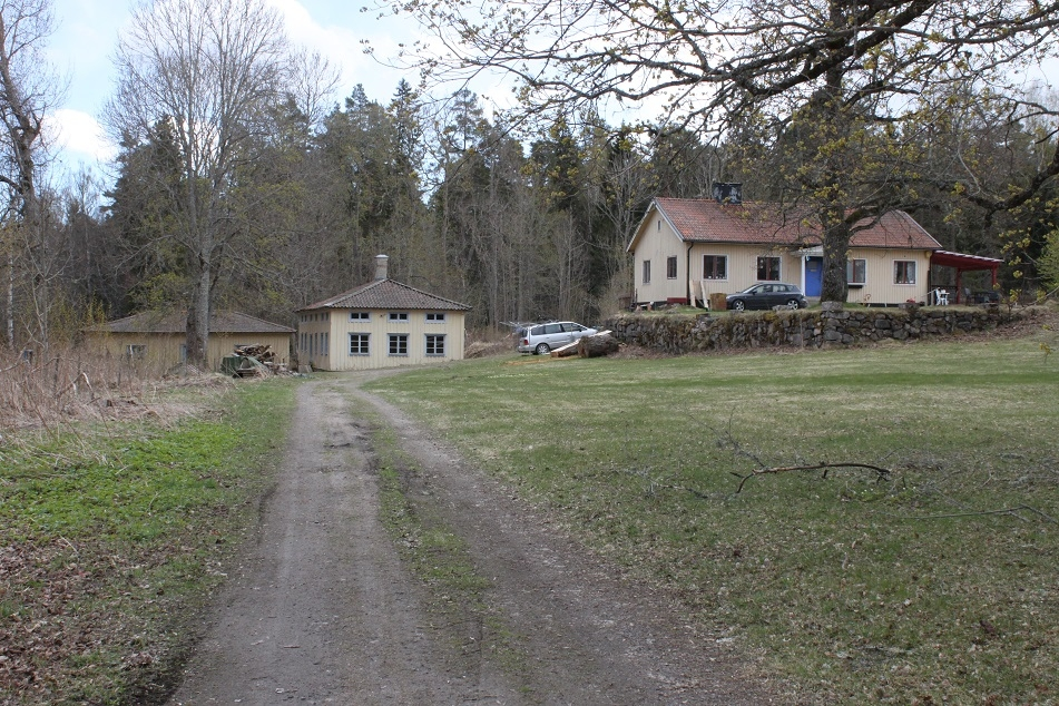 Oslättfors bruk. Brygghus och mangel- och visthusbod till vänster samt bostadshus uppfört på platsen där herrgården tidigare låg.