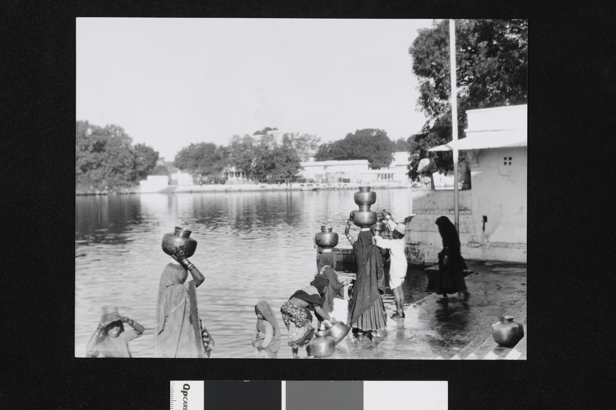 Kvinner henter vann en elv, Udaipir. Fotografier tatt i forbindelse med Elisabeth Meyers reise til India 1932-33.
