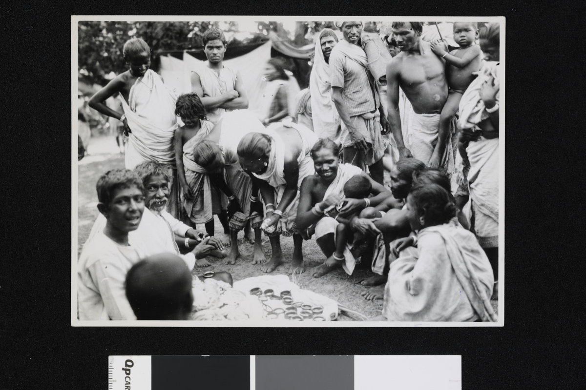 Mennesker på markedet arrangert av Rabindranath Tagore. Fotografier tatt i forbindelse med Elisabeth Meyers reise til India 1932-33.