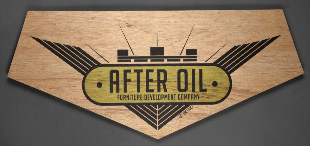 Geometrisk tilskjært finerplate med påtrykt "logo" After Oil Furniture - Development Company.