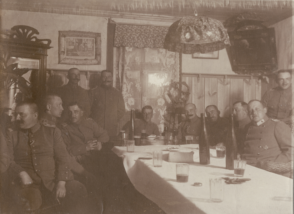 Text i fotoalbum: "Maj 1917. Bierabend hos bataljonsstaben med anledning af Dr. Nossbaums befodran till Anistenzarzt."
