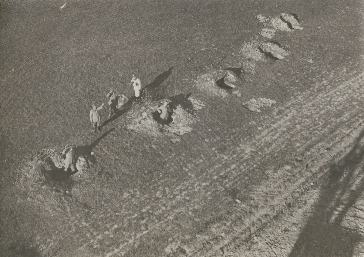 Text i fotoalbum: "Tysk skyttelinie, som gräft ner sig, kommunicerar med infanteriflygare".