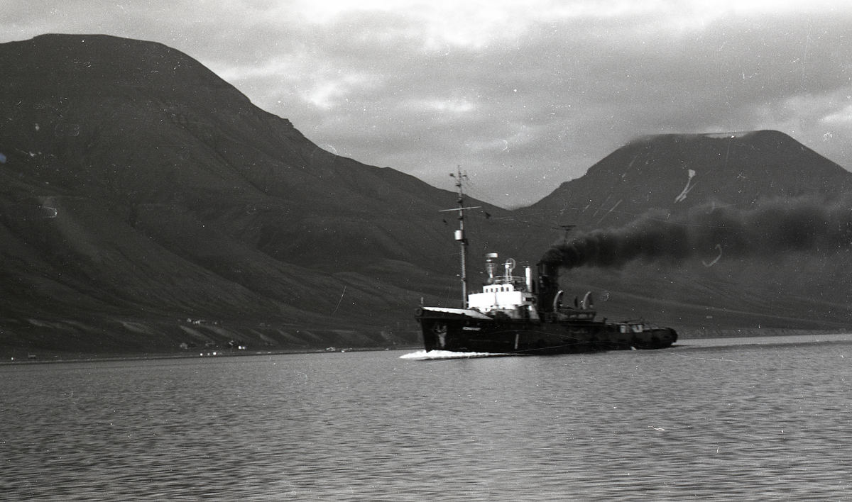 Bukserbåten "Kommunar" som hørte hjemme i Murmansk. Den ble bygget i 1954, og ble sendt til Svalbard i 1969.  
