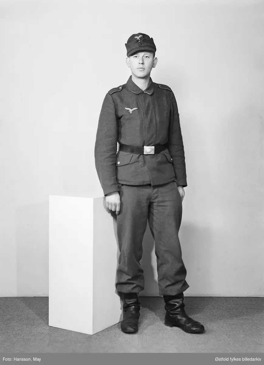 Portrett av tysk soldat. Bestillers navn: Klein. Luftwaffe. 
6 postkort.