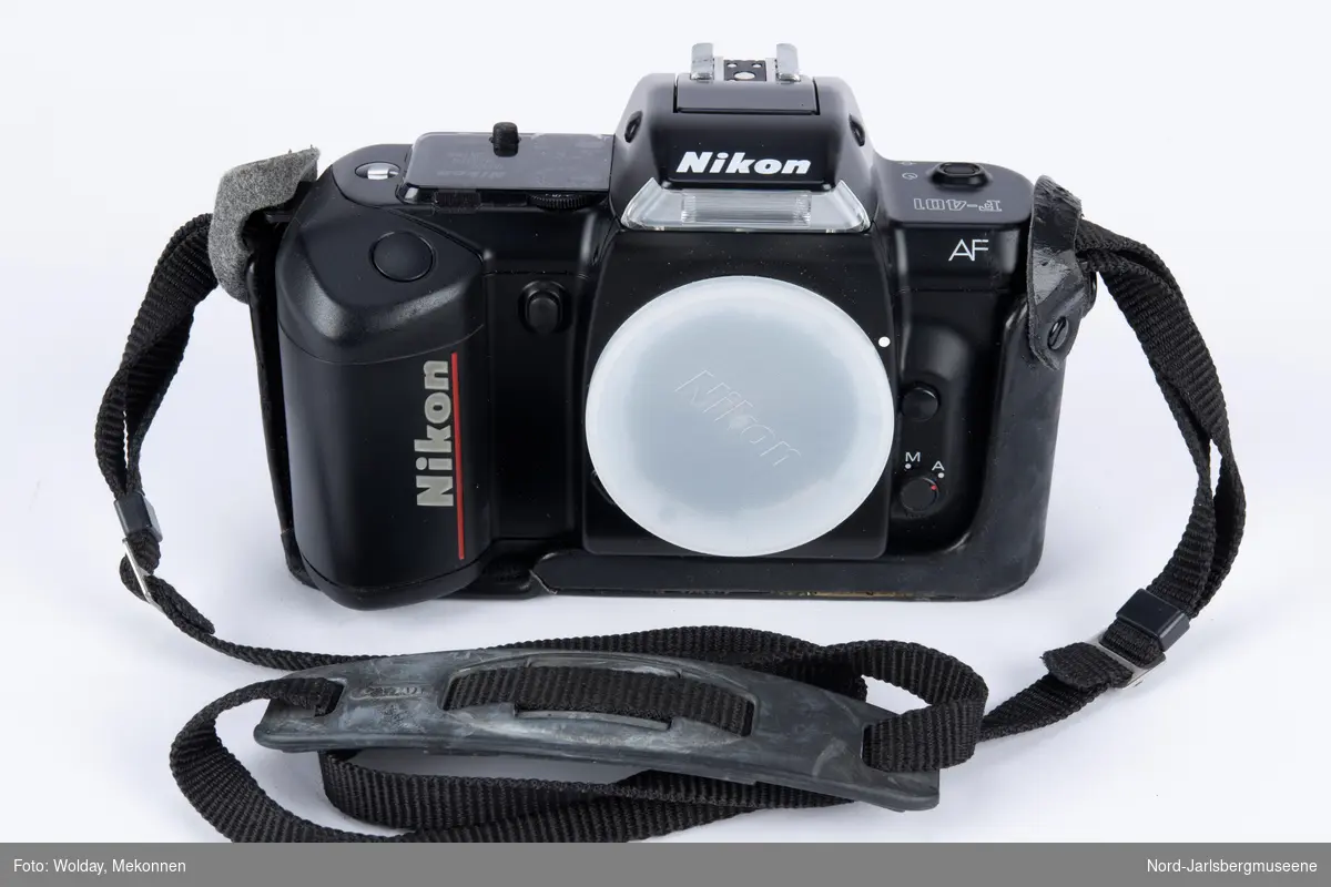 Kamera av typen Nikon F 401, med futteral