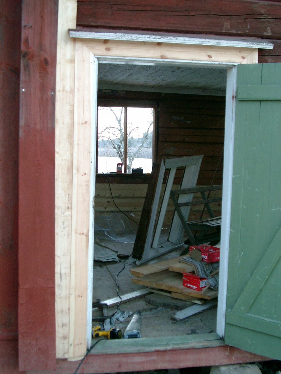 Bryggstugan vid Stocksbo 3:7. Reparerade dörrfoder, dörren till stora kammaren.