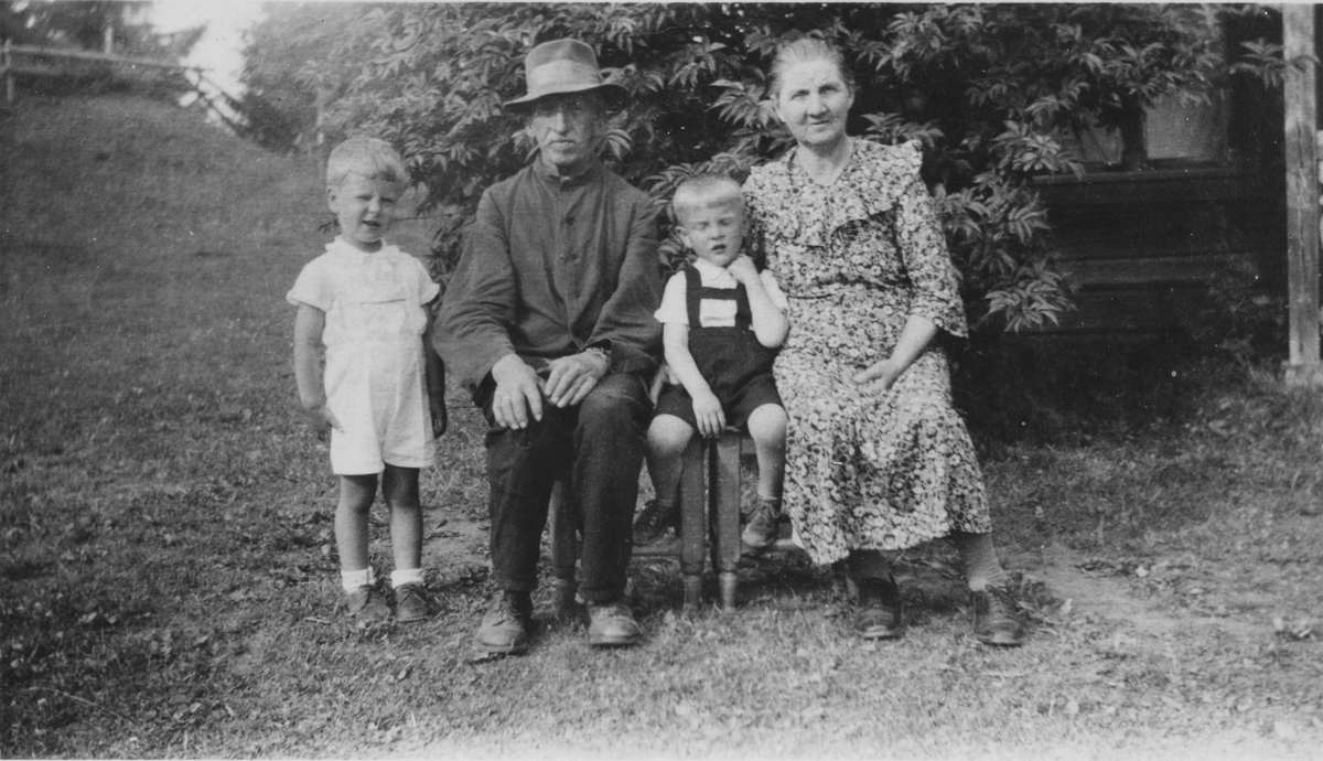 Petter og Helga Løvstad med barnebarna Leif Larsen og Kjell Løvstad, Gjerdrum.